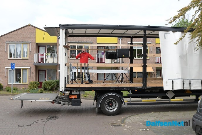 Zanger verrast bewoners  Rosengaerde - Foto: Johan Bokma