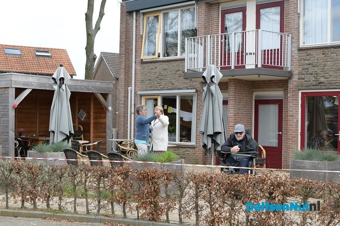 Zanger verrast bewoners  Rosengaerde - Foto: Johan Bokma