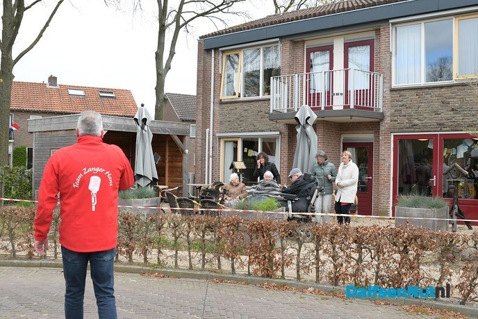 Zanger verrast bewoners  Rosengaerde - Foto: Johan Bokma
