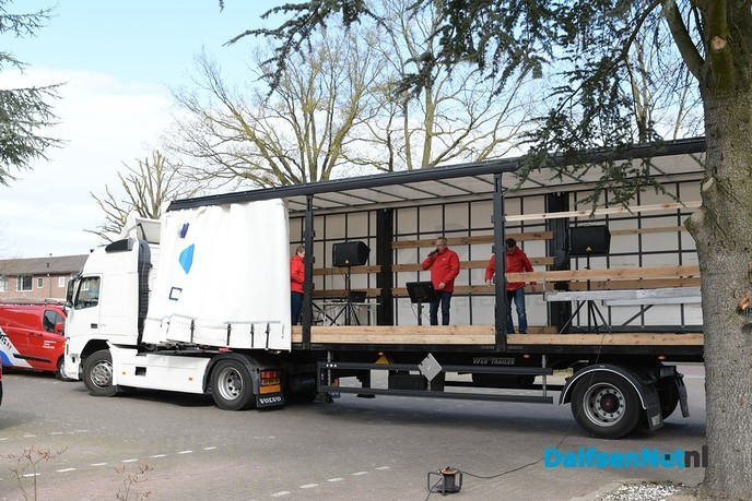 Zanger verrast bewoners  Rosengaerde - Foto: Johan Bokma