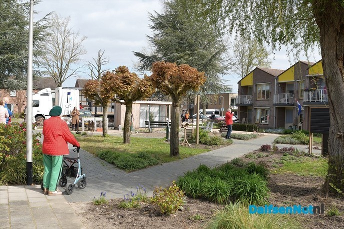 Zanger verrast bewoners  Rosengaerde - Foto: Johan Bokma