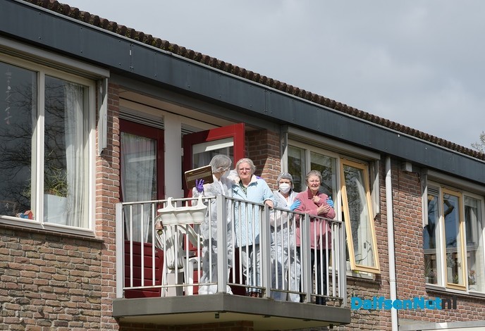 Zanger verrast bewoners  Rosengaerde - Foto: Johan Bokma