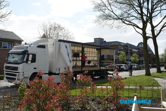 Zanger verrast bewoners  Rosengaerde - Foto: Johan Bokma