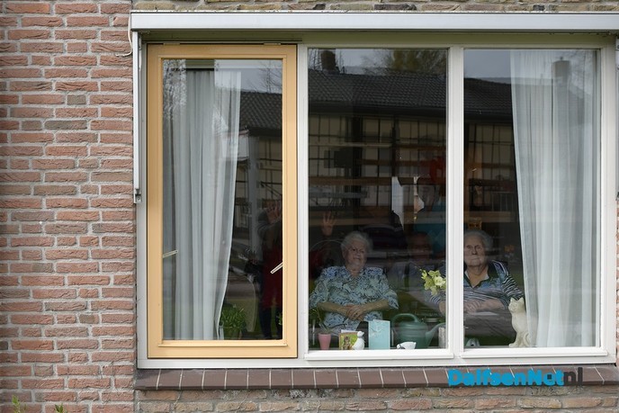 Zanger verrast bewoners  Rosengaerde - Foto: Johan Bokma