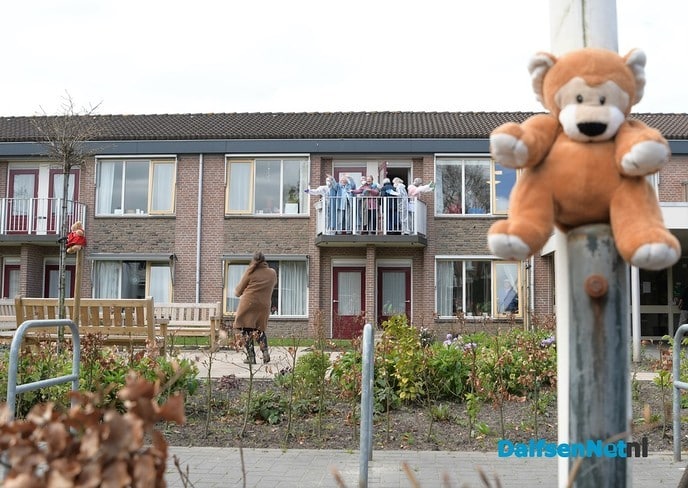 Zanger verrast bewoners  Rosengaerde - Foto: Johan Bokma