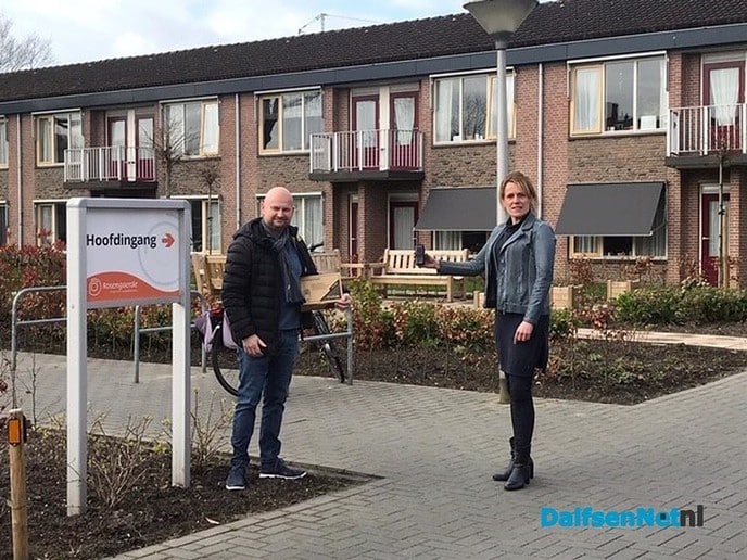 Rosengaerde ontvangt 5 portofoons van scheepvaartbedrijf Conforza BV - Foto: Ingezonden foto