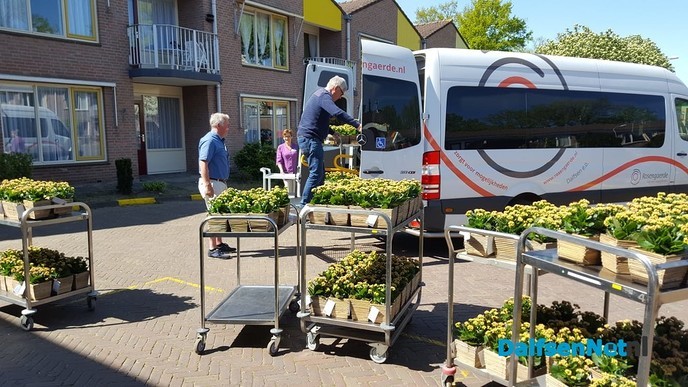 Bewoners en medewerkers verrast door Stichting Vrienden van Rosengaerde - Foto: Ingezonden foto