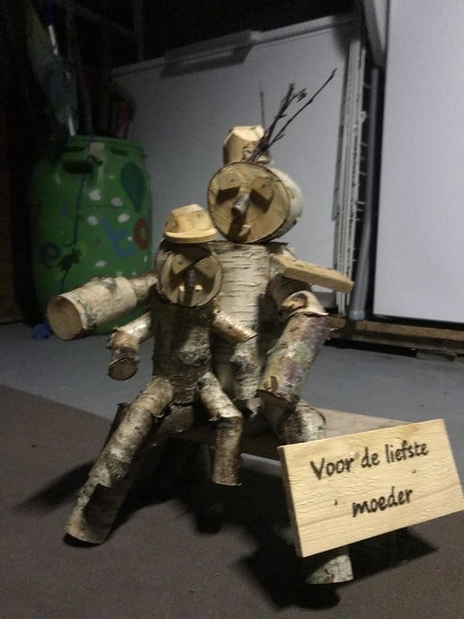 Wouter maakt berkenhouten poppetjes - Foto: Eigen geleverde foto