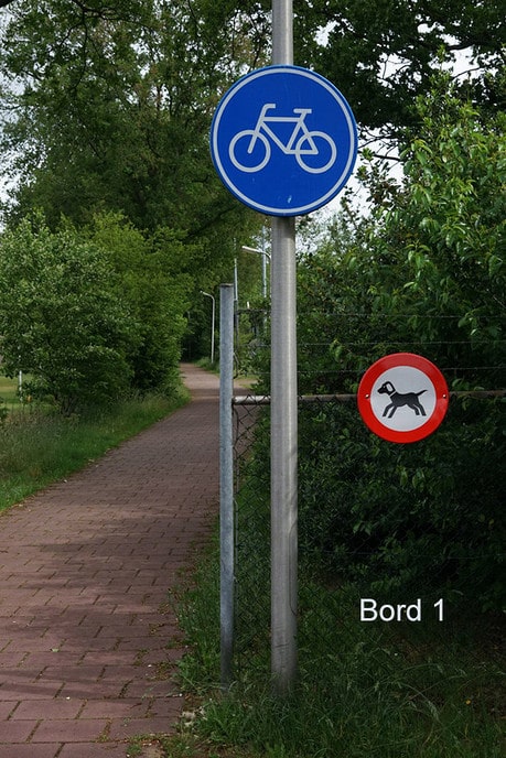 Nieuwe verbodsborden op sportpark Gerner - Foto: Paul Scholten