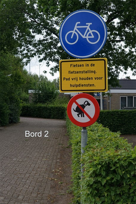 Nieuwe verbodsborden op sportpark Gerner - Foto: Paul Scholten