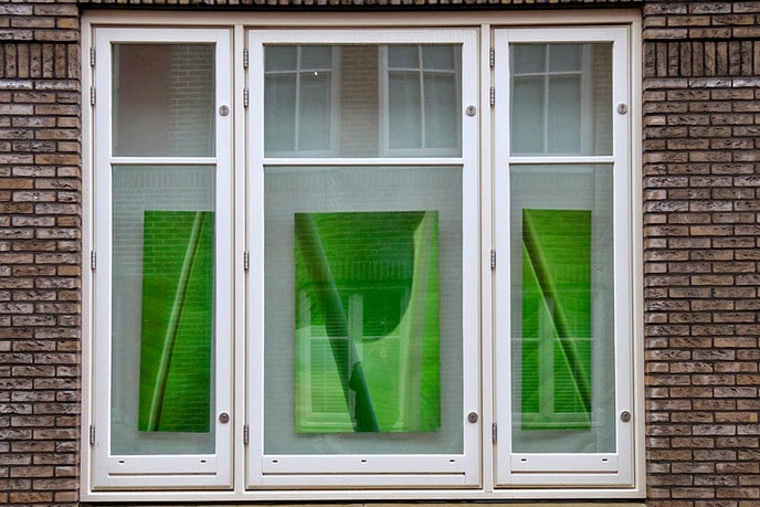 Bert-René Brinkman exposeert in vitrines AH - Foto: Paul Scholten