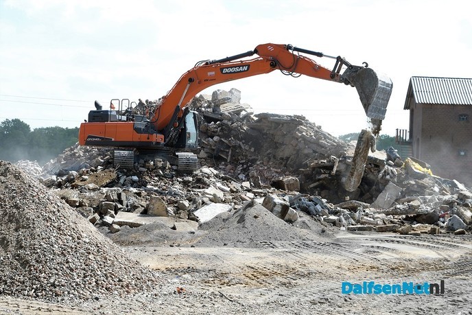Puin breken op de voormalige locatie Timmerman - Foto: Johan Bokma
