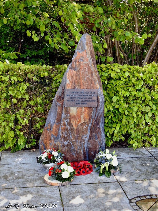 Bloemen bij het monument in Oudleusen