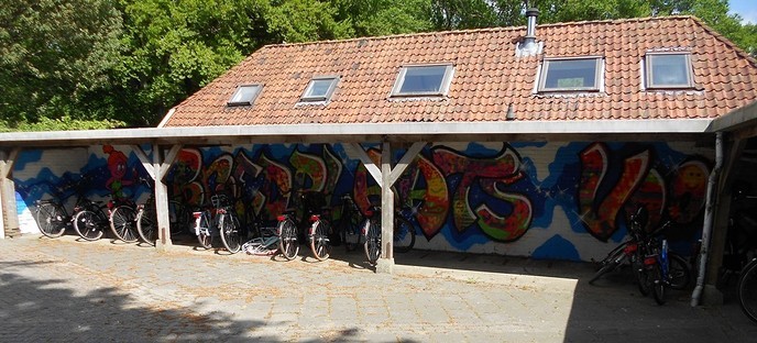 Er staan weer fietsen op de schoolpleinen