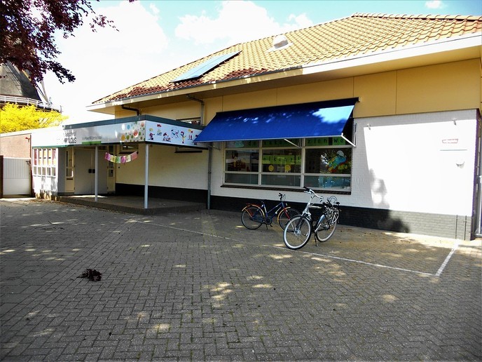 Er staan weer fietsen op de schoolpleinen