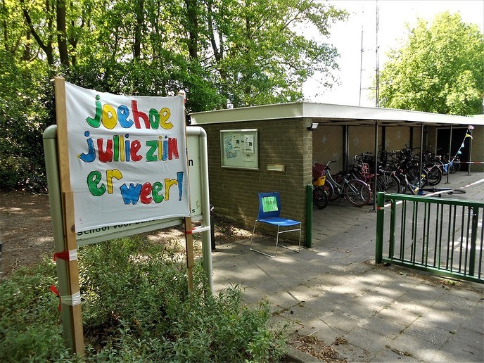 Er staan weer fietsen op de schoolpleinen