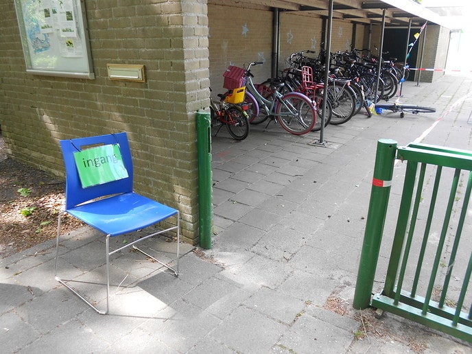 Er staan weer fietsen op de schoolpleinen