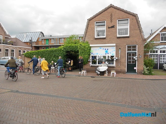 Veel volk in de Emmastraat
