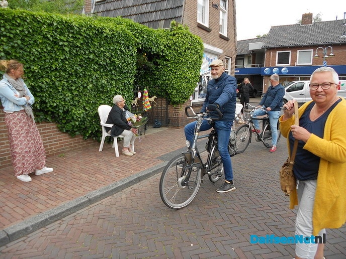 Veel volk in de Emmastraat