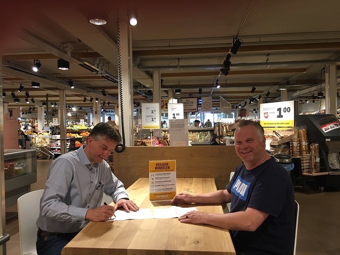 Nieuwe sponsor coachjassen VV Hoonhorst - Foto: Eigen geleverde foto