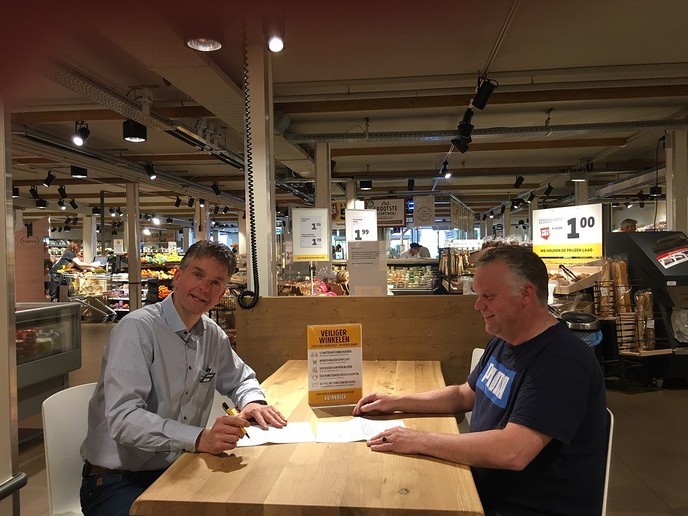 Nieuwe sponsor coachjassen VV Hoonhorst - Foto: Eigen geleverde foto