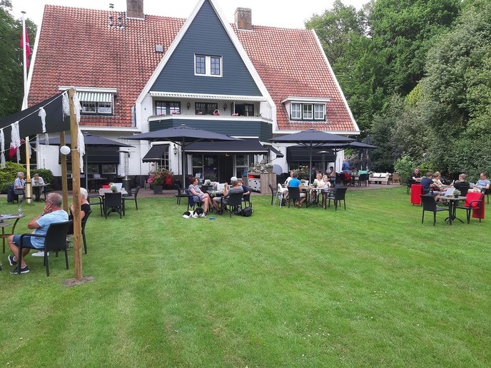 Dalfsen geniet weer op het terras in de zon bij 24 graden