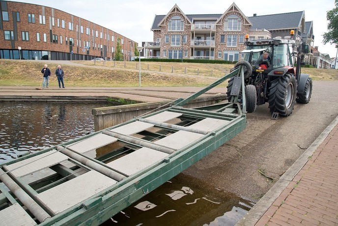 De Dalfser zomp even uit de Vecht en uit de vaart - Foto: Geert Bistervels