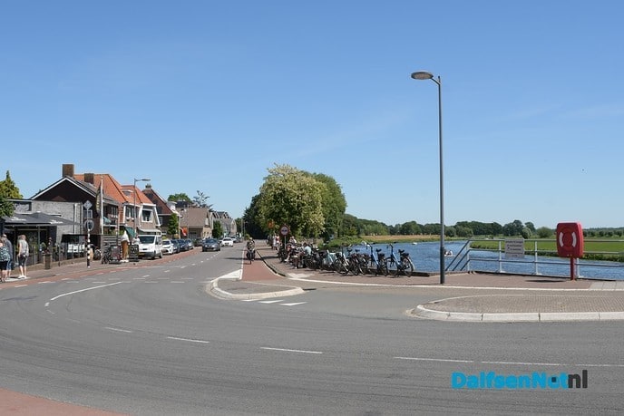 Dalfsen geniet weer op het terras in de zon bij 24 graden - Foto: Johan Bokma