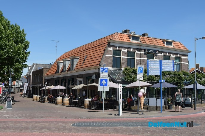 Dalfsen geniet weer op het terras in de zon bij 24 graden - Foto: Johan Bokma
