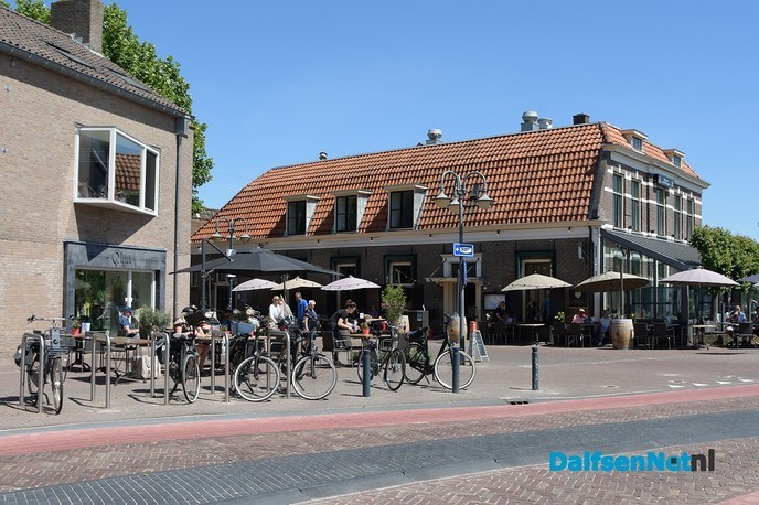 Dalfsen geniet weer op het terras in de zon bij 24 graden - Foto: Johan Bokma