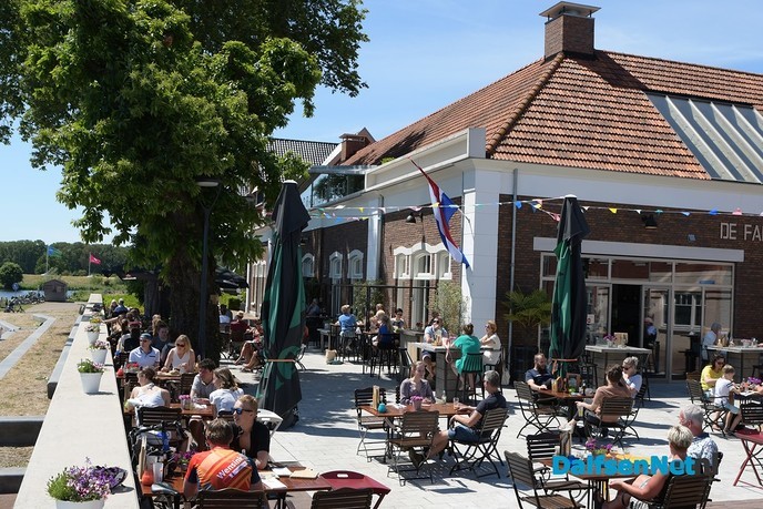 Dalfsen geniet weer op het terras in de zon bij 24 graden - Foto: Johan Bokma
