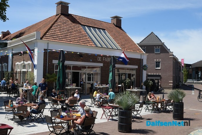 Dalfsen geniet weer op het terras in de zon bij 24 graden - Foto: Johan Bokma
