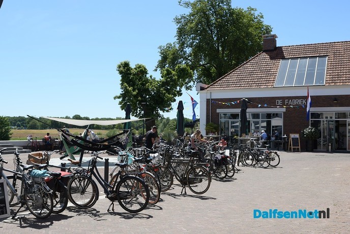 Dalfsen geniet weer op het terras in de zon bij 24 graden - Foto: Johan Bokma
