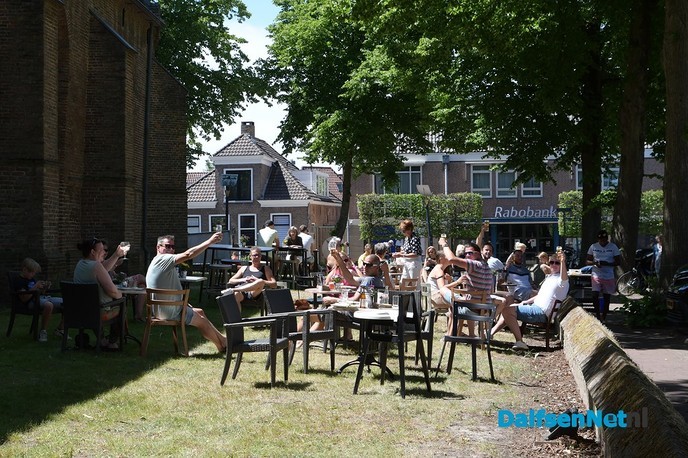 Dalfsen geniet weer op het terras in de zon bij 24 graden - Foto: Johan Bokma