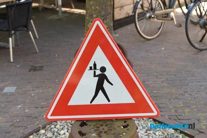 Dalfsen geniet weer op het terras in de zon bij 24 graden - Foto: Johan Bokma
