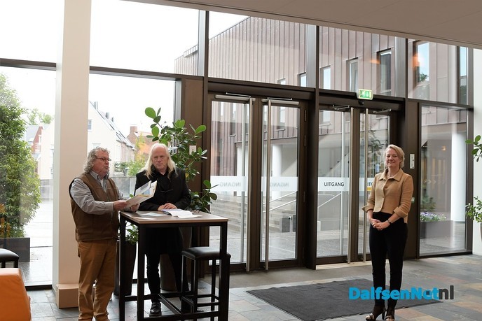 Burgemeester neemt eerste exemplaar ‘Vechtdalnotities’ in ontvangst - Foto: Johan Bokma
