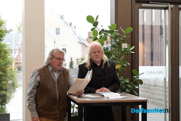 Burgemeester neemt eerste exemplaar ‘Vechtdalnotities’ in ontvangst - Foto: Johan Bokma