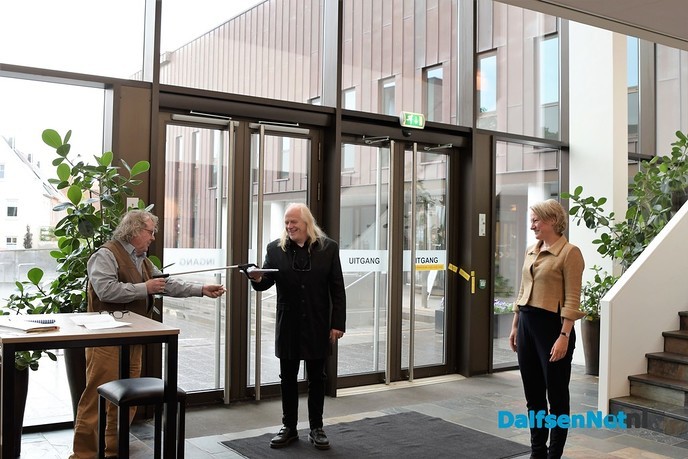 Burgemeester neemt eerste exemplaar ‘Vechtdalnotities’ in ontvangst - Foto: Johan Bokma