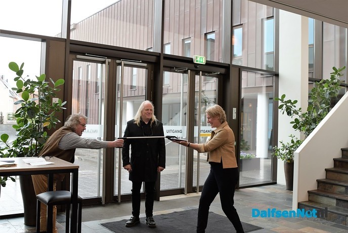 Burgemeester neemt eerste exemplaar ‘Vechtdalnotities’ in ontvangst - Foto: Johan Bokma