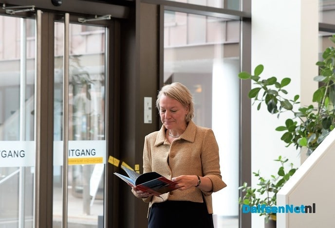 Burgemeester neemt eerste exemplaar ‘Vechtdalnotities’ in ontvangst - Foto: Johan Bokma