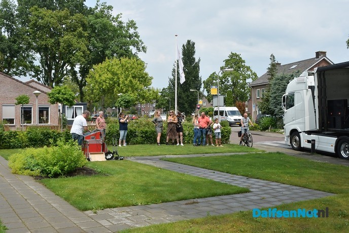 De band Discover verrast bewoners en personeel Zorgcentrum Rosengaerde - Foto: Johan Bokma