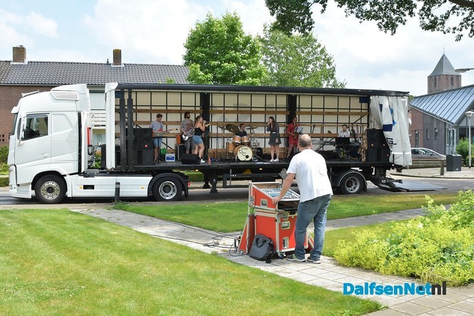 De band Discover verrast bewoners en personeel Zorgcentrum Rosengaerde - Foto: Johan Bokma