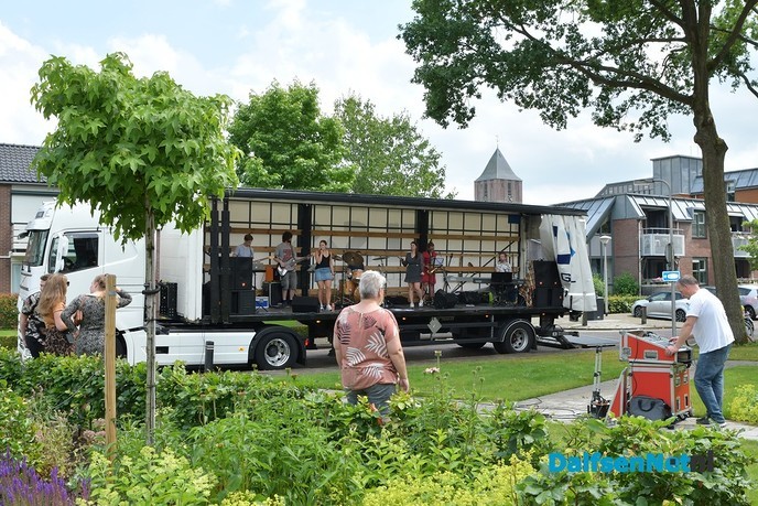 De band Discover verrast bewoners en personeel Zorgcentrum Rosengaerde - Foto: Johan Bokma