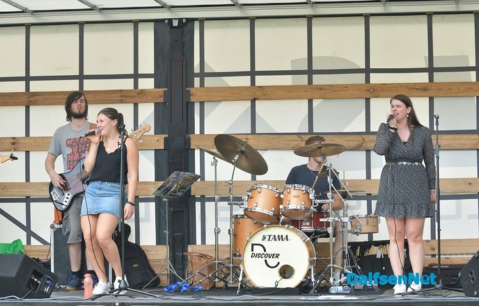 De band Discover verrast bewoners en personeel Zorgcentrum Rosengaerde - Foto: Johan Bokma