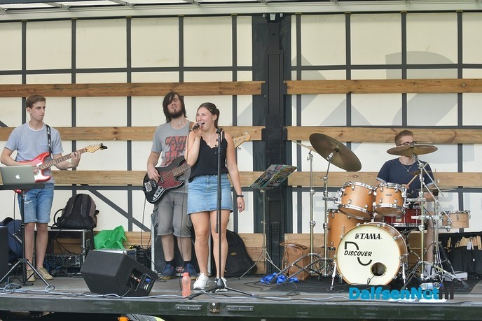 De band Discover verrast bewoners en personeel Zorgcentrum Rosengaerde - Foto: Johan Bokma