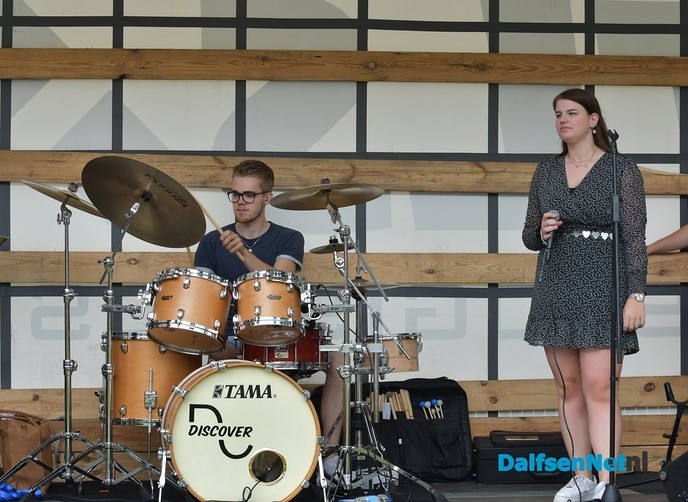 De band Discover verrast bewoners en personeel Zorgcentrum Rosengaerde - Foto: Johan Bokma