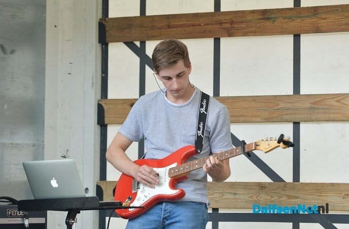 De band Discover verrast bewoners en personeel Zorgcentrum Rosengaerde - Foto: Johan Bokma