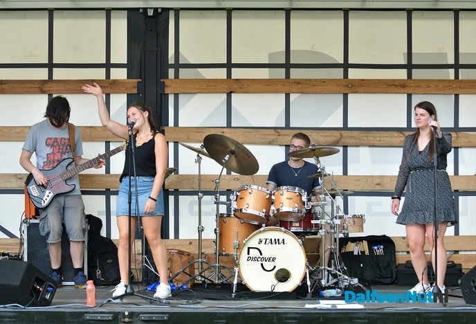 De band Discover verrast bewoners en personeel Zorgcentrum Rosengaerde - Foto: Johan Bokma