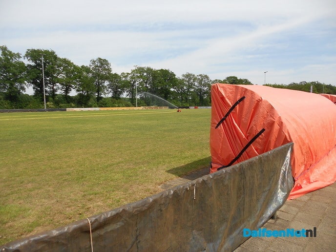 Borden voetbalveld Hoonhorst ingepakt