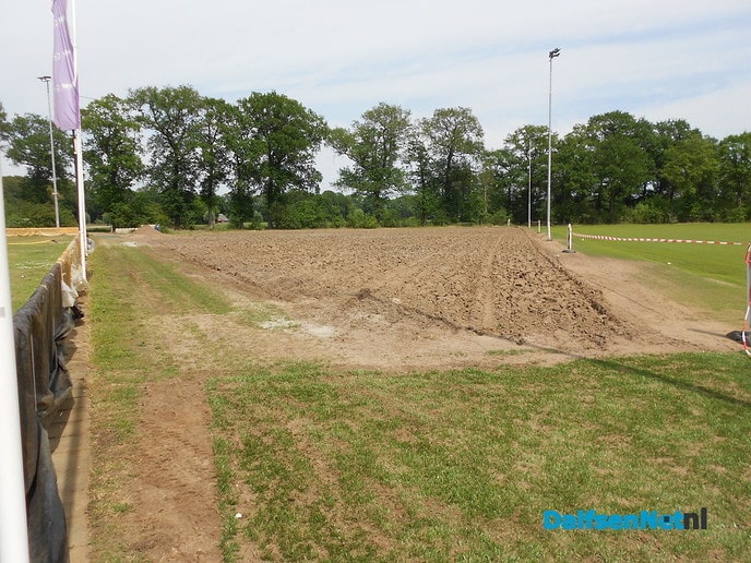 Borden voetbalveld Hoonhorst ingepakt